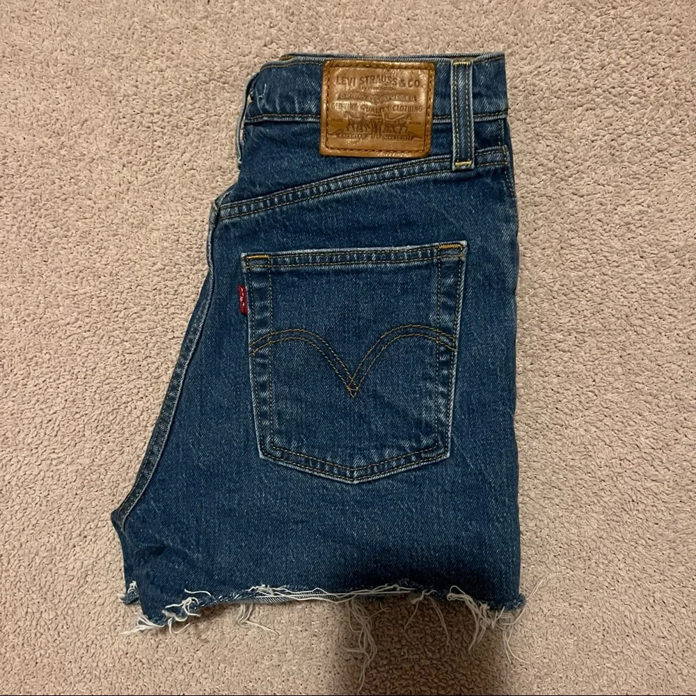 LEVI’s RIBCAGE SHORTS - Picture 1 of 4